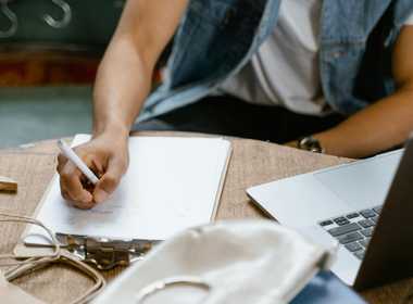 Business name & slogan generators: how AI can help